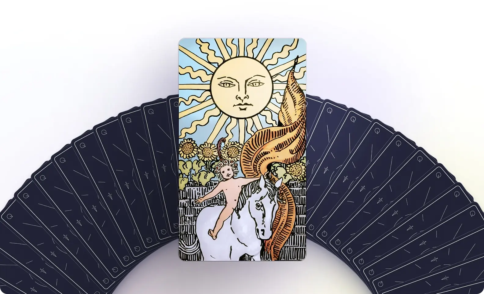 La carta de El Sol del tarot, destacada sobre un abanico de cartas boca abajo