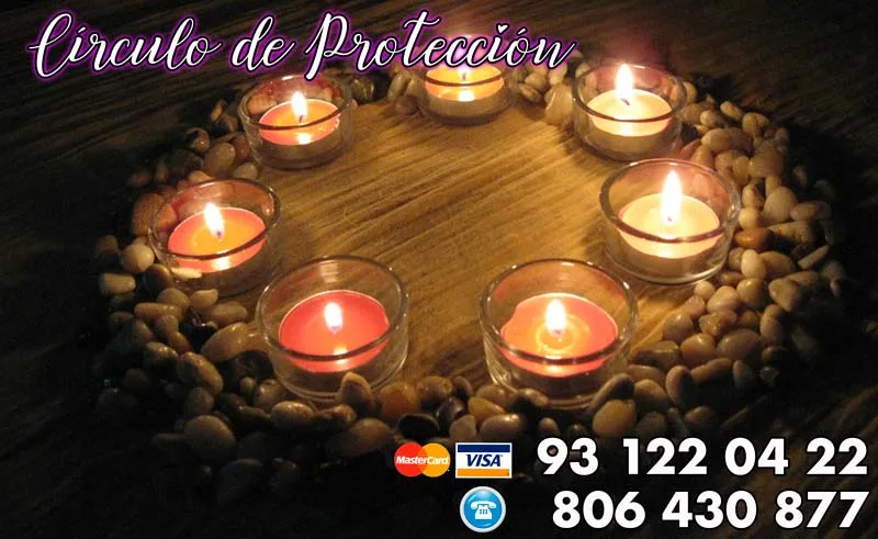 Ritual del círculo de protección con velas encendidas y sal formando el perímetro