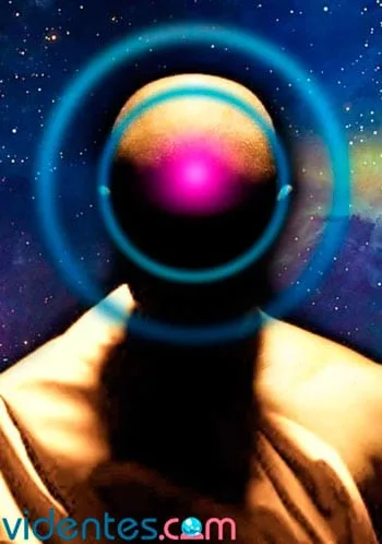 Persona en meditación concentrando su atención en el entrecejo para despertar el tercer ojo