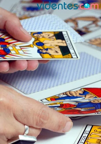 Mazo de cartas del tarot dispuesto para una tirada de la verdad
