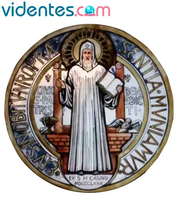 Anverso y reverso de la medalla de San Benito con la imagen del santo, la cruz y las letras de la oración