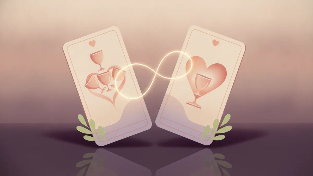 Dos cartas de tarot enfrentadas sobre una mesa, con un hilo de luz uniéndolas