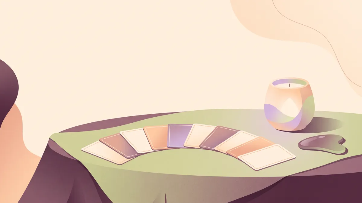 Baraja de tarot desplegada sobre una mesa, asociada a la práctica espiritual